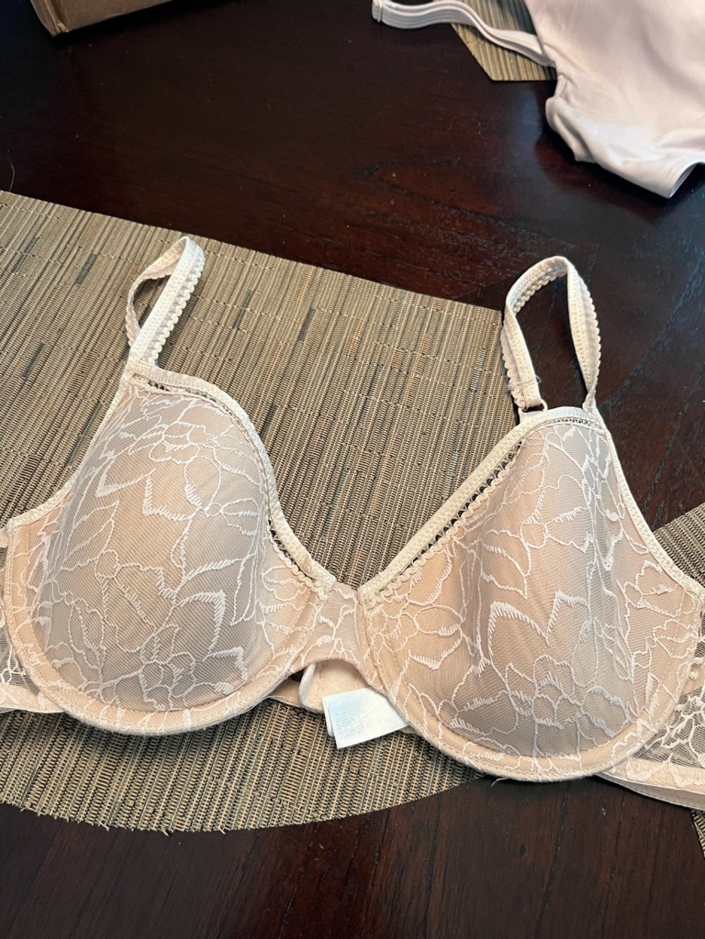 Wacoal Lace Underwire Bra in Nude - Comfortable Support 38c pre loved